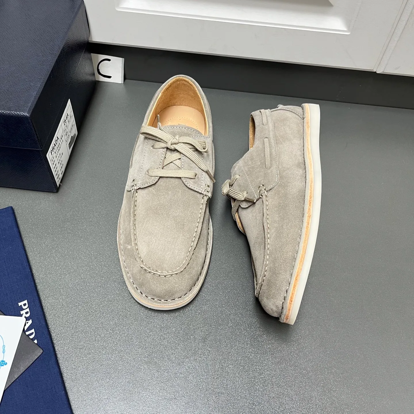 💰840 Prada men's new lace-up leather loafers. Made of flocked two-layer cow leather, these shoes combine classic design with handmade details, blending sophistication with casual comfort. Designed in a lace-up style, with open-stitched seams on the skirt, 1.5cm white rubber soles with leather welts, dyed calfskin lining, and silver-labeled cowhide feet, the style is simple and elegant. C leather shoe size: 39/40/41/42/43/44 gray, original box packaging + dust bag
